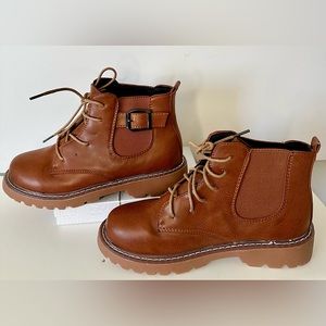 New Women’s Camel brown ankle lug sole boots sz 7 (37) but fits like sz 6